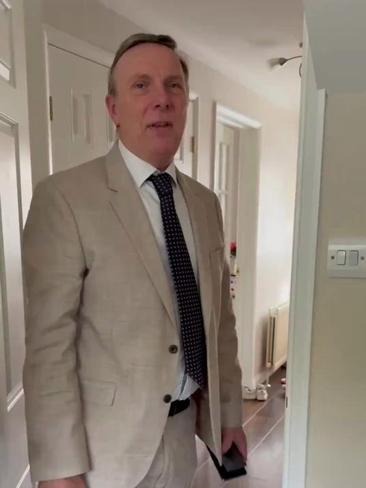 我妈从广东带来了一箱煲汤材料 说我们在英国吃的“太差”