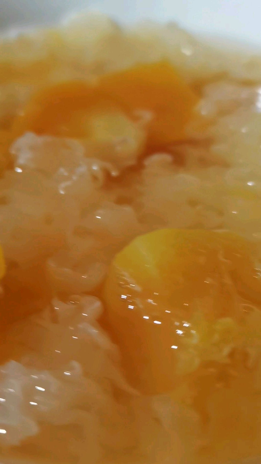 天气干燥,适合喝一些润燥的汤水,今天又煲木瓜银耳汤啦,美容润燥,甜入心窝!