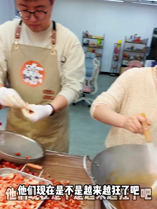 当小龙虾碰上辣条……太上头了！麻辣王子 妈呀太香了 美食