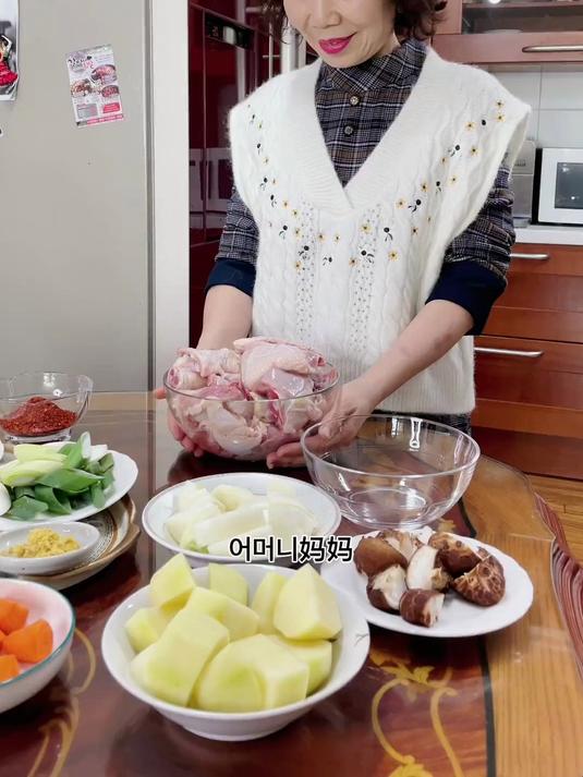 韩国婆婆今天做辣炖鸡块汤