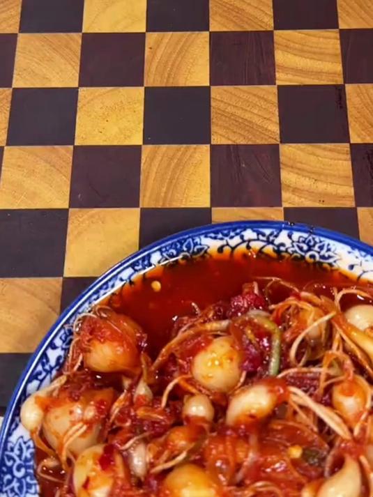 就这小根蒜咸菜可是东北延边风味的 可好吃了,不信你尝尝