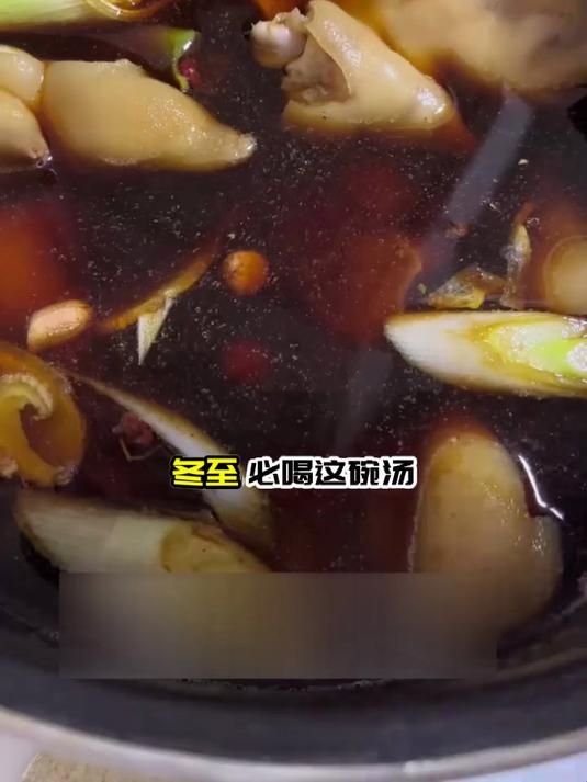 冬至在家包饺子,配碗花生黄豆猪蹄汤,暖得更舒坦