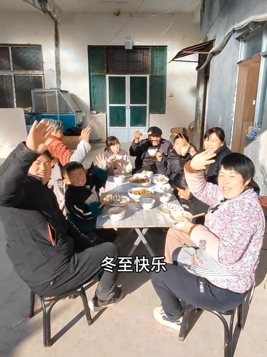 大哥跟大嫂从城里回来了,一家人聚在一起包饺子,还真是热闹
