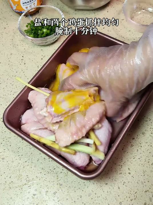 鸡翅别再红烧可乐了！试试这个做法超简单的咸蛋黄焗鸡翅，沙沙蛋黄裹满每一块鸡翅，咸香酥脆巨巨