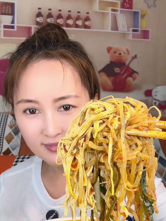 爆辣麻辣烫米线安排～就爱嗦里面的豆芽和干豆腐，加量才够爽！