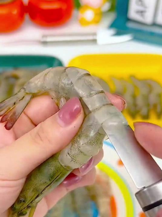 别再用手剥虾皮扣虾线了既脏手又慢这个两用去壳去线神器轻松搞定