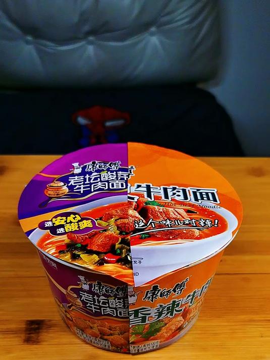 老坛酸菜加香辣牛肉面 泡面 老坛酸菜牛肉面 香辣牛肉面