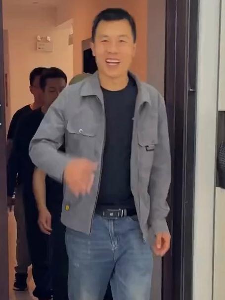  老公带工友们回家吃饭，简单做了几个家常菜，冷吃牛肉、干煸小酥肉、炒刀削面、萝卜牛肉丸子汤