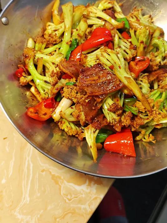 家常版干锅花菜做法,花菜脆嫩,香辣下饭,简单好做!