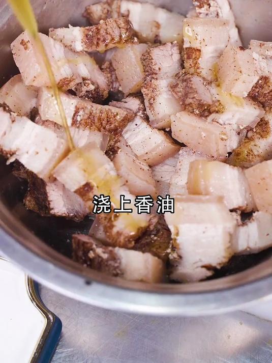 周末啦～在家就能来一口q弹爽口，咸香猪味十足的「均安蒸猪」