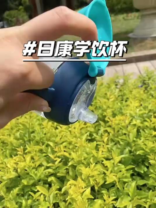 宝宝六个月以后就要用鸭嘴杯 了 这样就不妨碍牙齿的生长