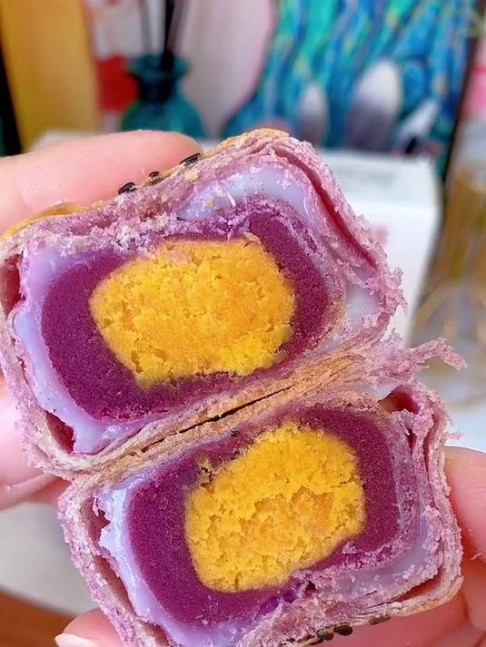 这个紫薯蛋黄酥口感软糯q弹馅料很足,巨好吃