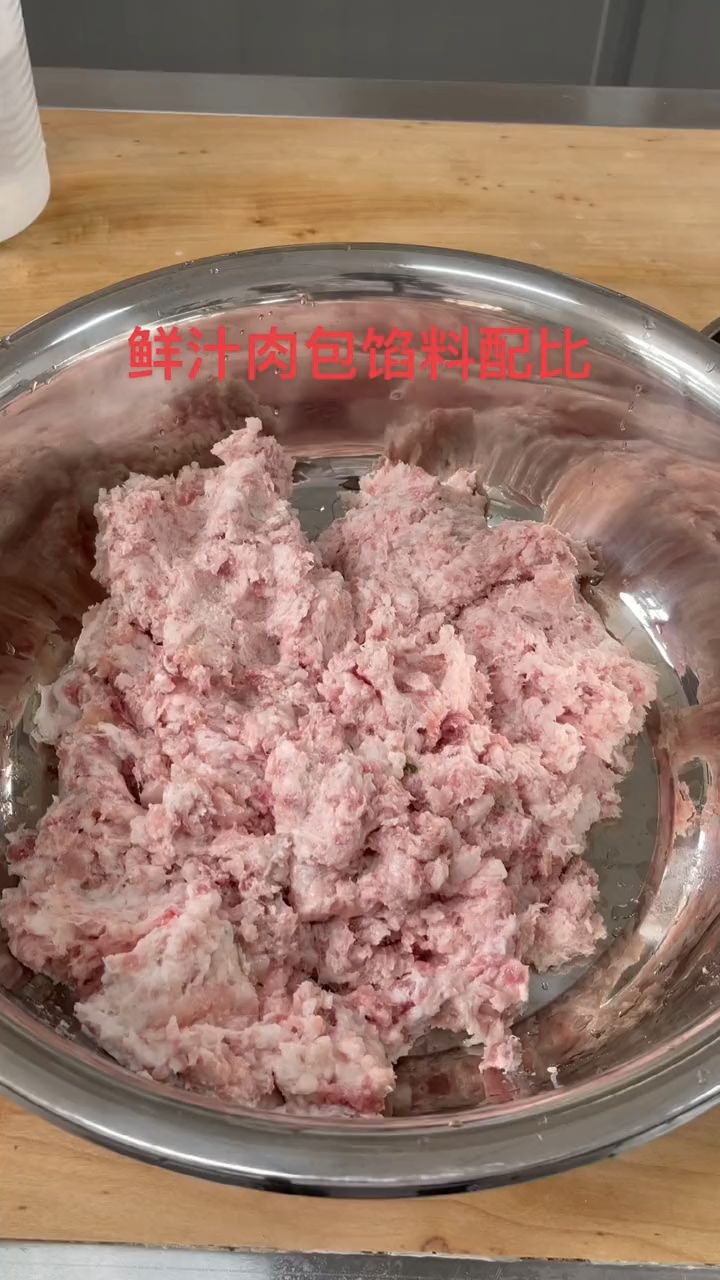 肥肉三斤,五花肉7斤,姜末260克,葱末260克,水5斤,盐60克,老抽160克,味精90