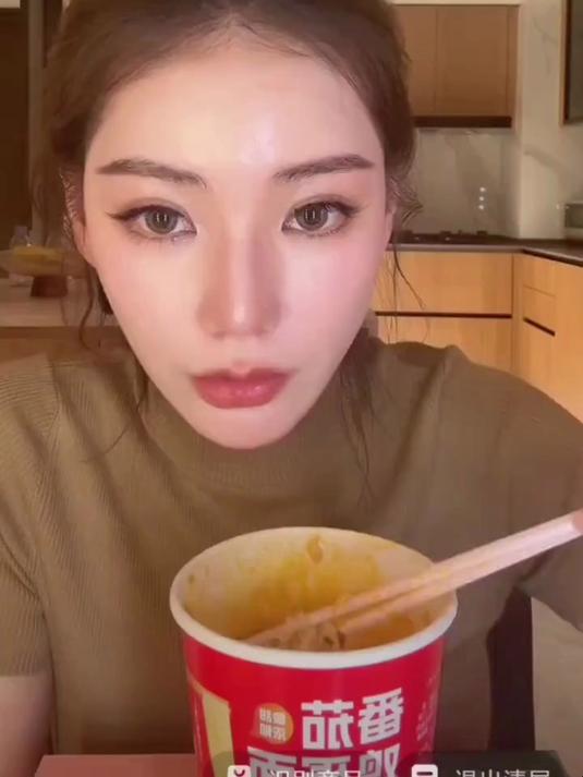 筱梅在美食面前已经忘了减肥,最爱吃麻六记番茄鸡蛋面,非油炸的