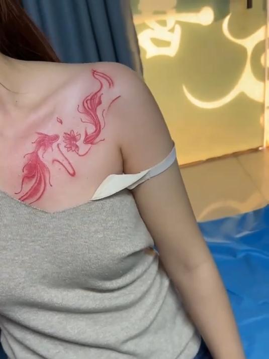 两条金鱼锁骨刺青图案,适合妹子