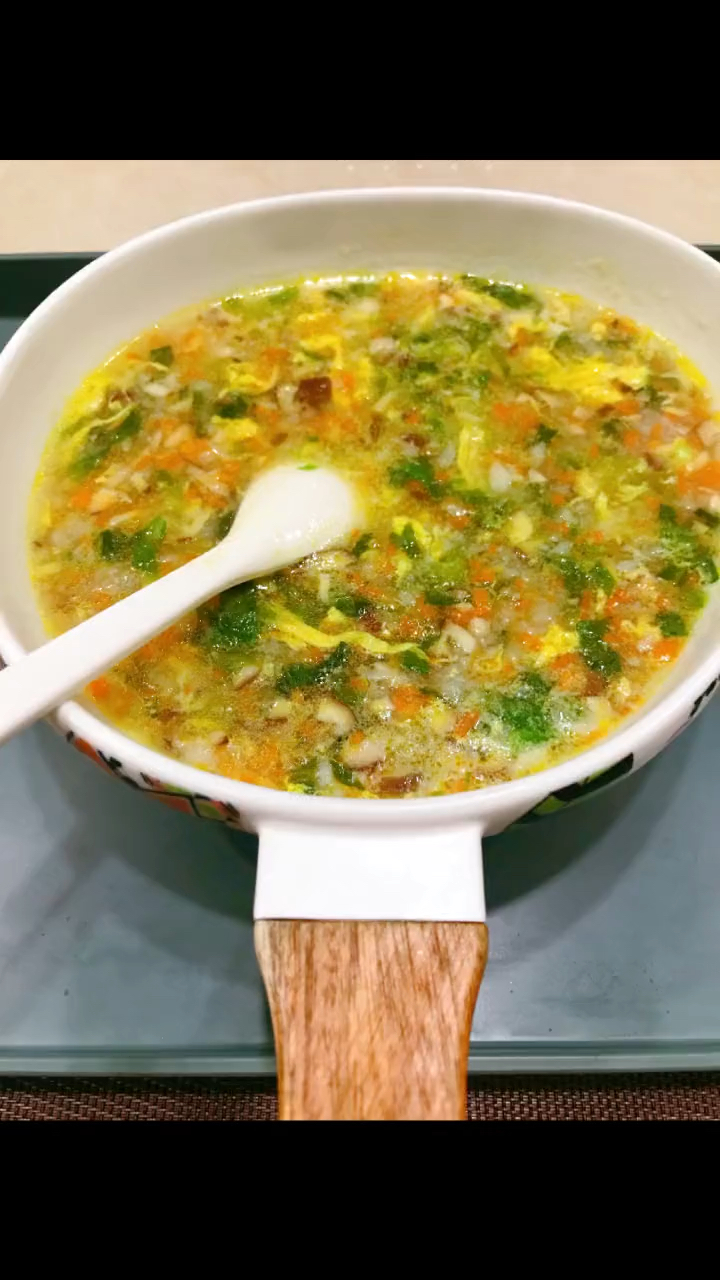 这个翡翠蔬菜汤很适合燥热的天气食用