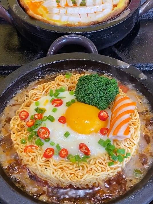 石锅泡面,泡面新吃法。一个鸡蛋一包泡面搞定,简单又大气