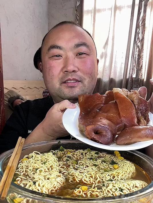 丰盛的晚餐,美味猪头肉和热腾腾的拉面,太过瘾了