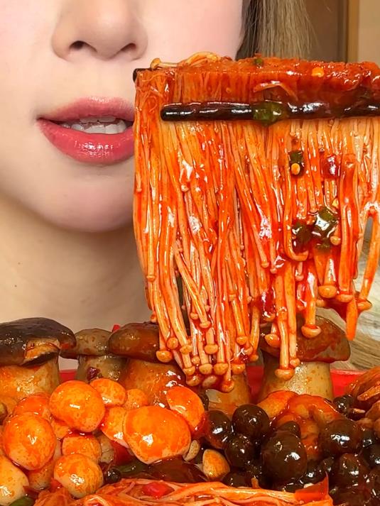 红油菌菇宴金针菇 竹荪花 蟹味菇 杏鲍菇