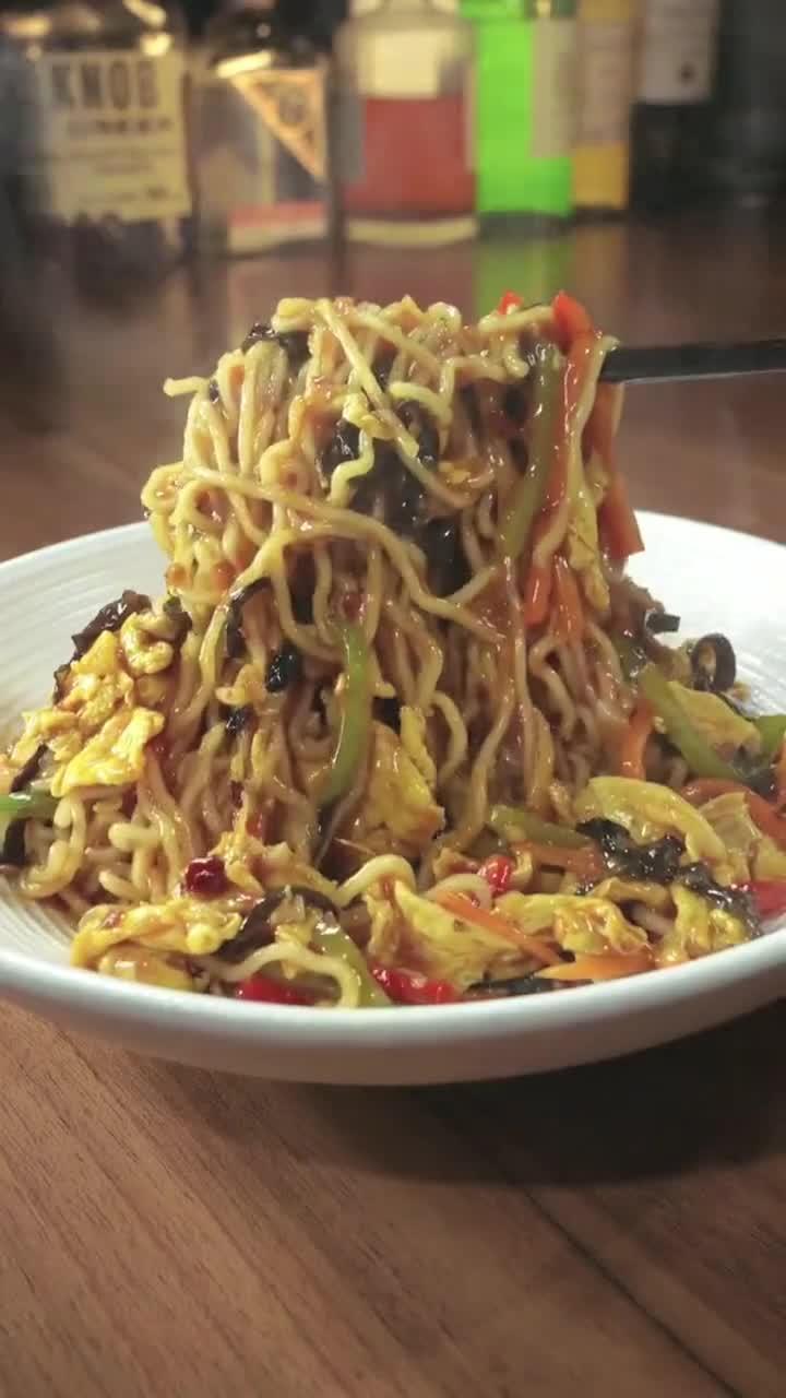 鱼香鸡蛋炒面,大人孩子都喜欢吃好吃～……