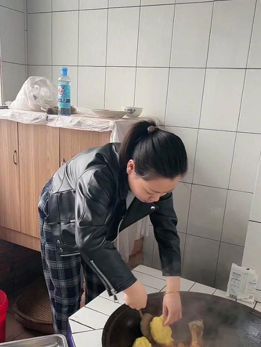 家里翻地，买了一条六斤的花鲢鱼，贴大饼子整个一锅出