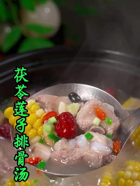 三伏天给家人炖一锅黄芪莲子茯苓排骨汤