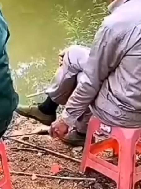 野钓不想带钓箱的，可以用这款多功能地插支架，轻装野钓携带