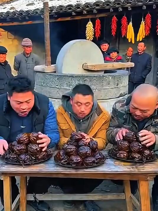 硬核大胃对决!狂啃黝黑咸菜疙瘩笑翻场