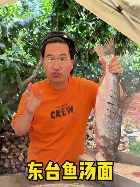 东台鱼汤面：十斤白鲢鱼熬一锅汤，鱼带磷直接煎，只喝鱼汤不吃鱼