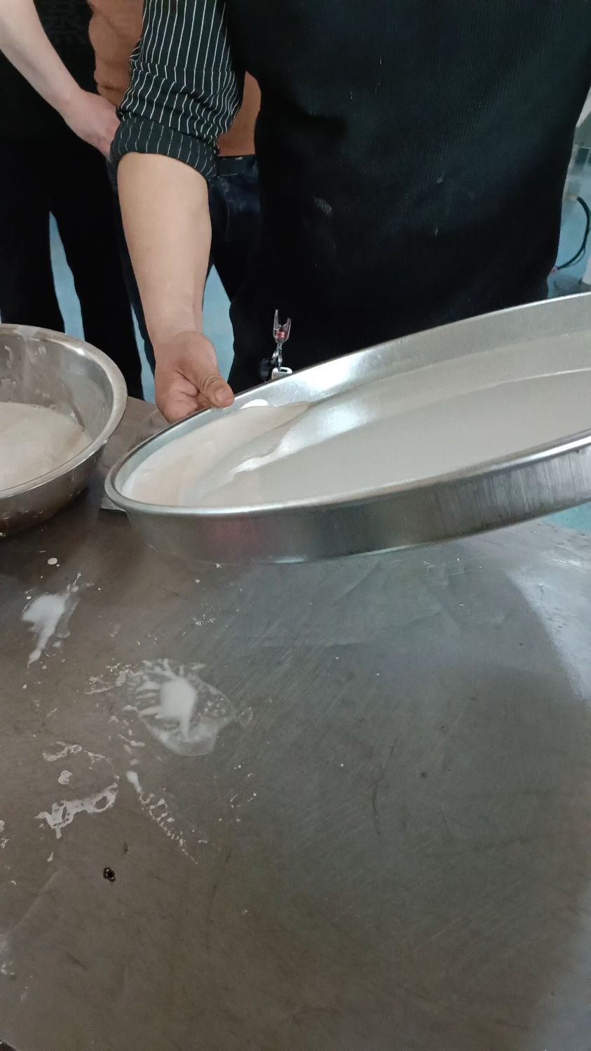 做凉皮不要忽视小细节,细节做好了,凉皮就做好了#凉皮蒸笼#凉皮机蒸箱#凉皮机