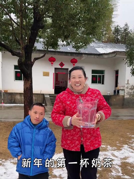 当儿子想喝新年第一杯奶茶,姥姥准备超大杯的福气和惊喜