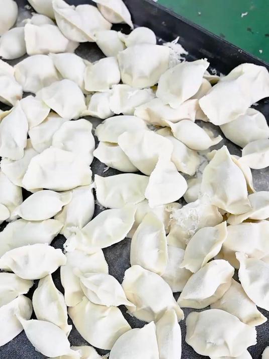 客户试机小型水饺机做韭菜肉馅水饺,操作简单,机器不占地方