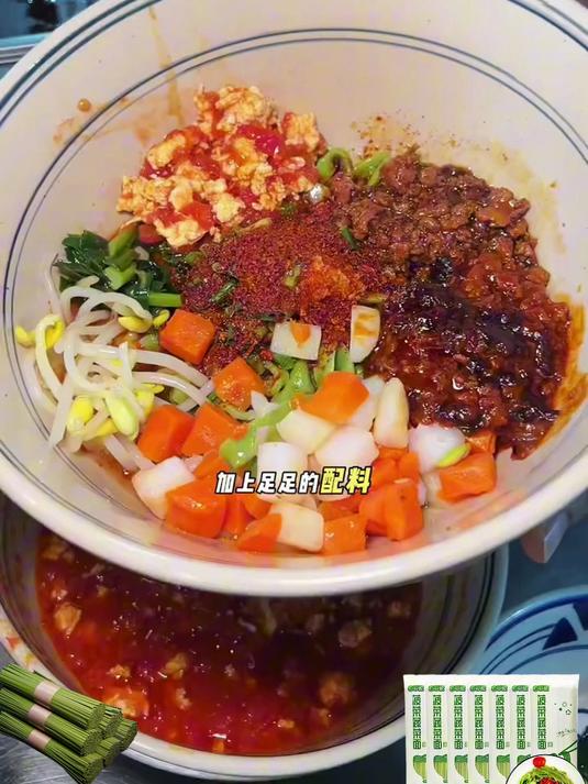 神仙颜值!菠菜面淋上油泼辣子,绿配红太馋人!