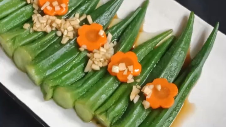 今天一人食,做个简单菜,简单到拿开水焯一下就好,不信?来看。 ????白灼秋葵 食材:秋葵,胡萝