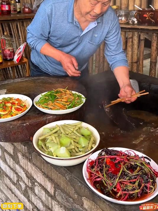 农家烟熏腊肉咸香入骨,肥瘦相间,炒蒜超下饭