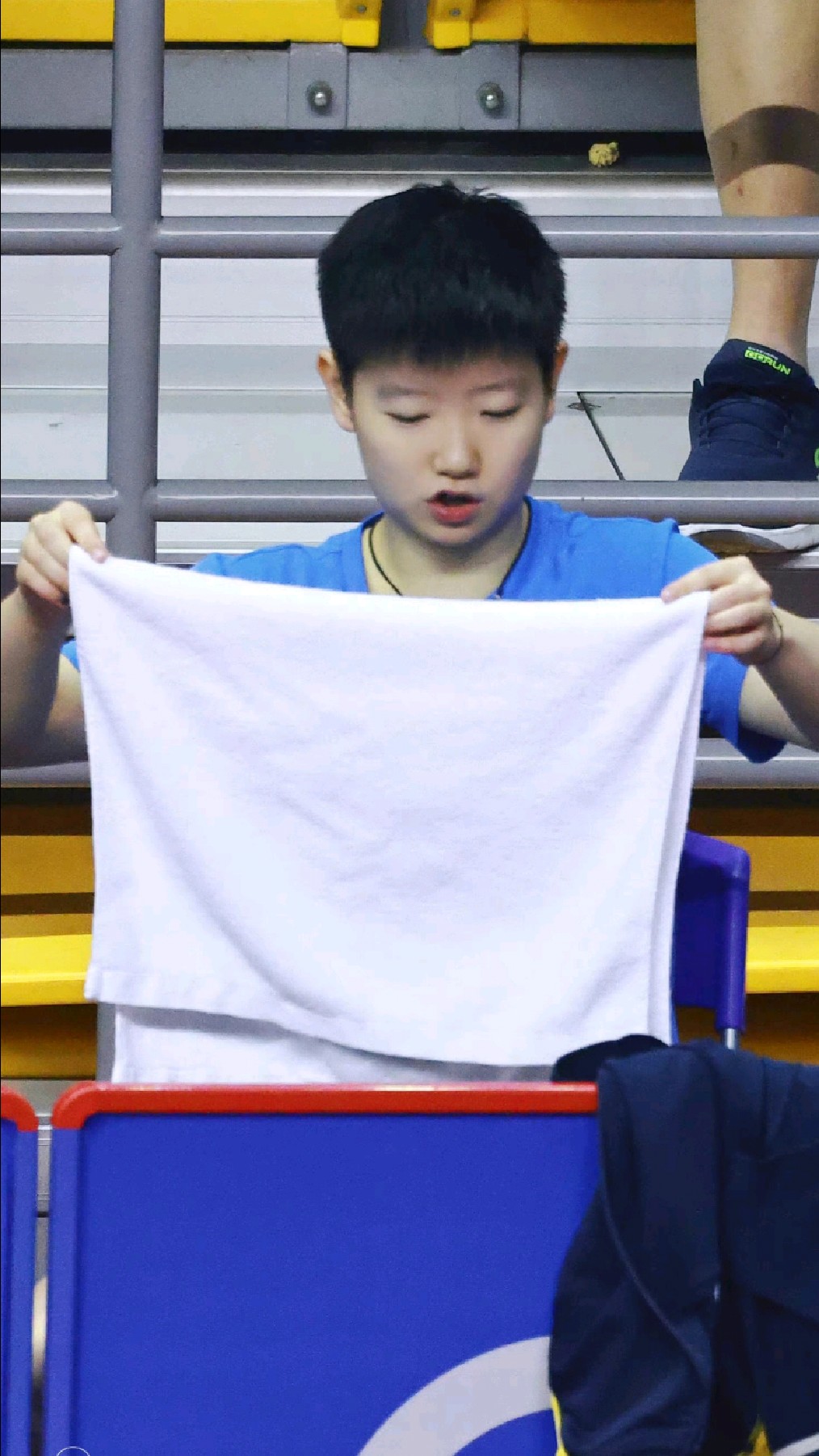 孙颖莎表情包合集:看林高远吃月饼,莎莎走不动道