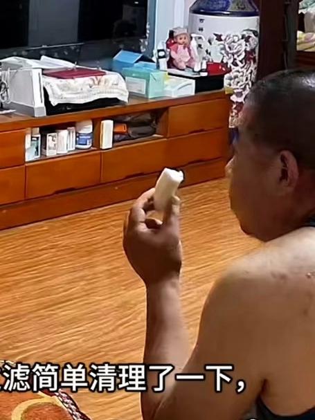 主人将鱼缸里的过滤器拿出来清洗,猫咪发现水变浑浊后 大惊失色!