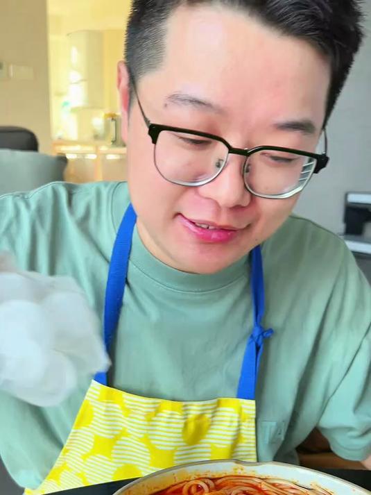 跟猪猪七分饱炫烧烤贵州酸汤粉,看看体重啥变化