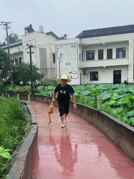 今天四儿教大家做一道酸萝卜老鸭汤，你们说这个水平能出师不？