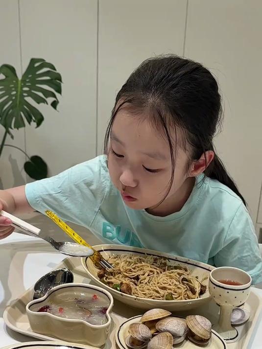欢迎收看给娃做的不凑合晚餐，昨晚食谱：花椒炸酱面、银耳雪梨！