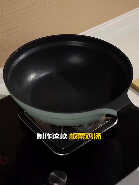 这锅板栗鸡汤的鲜,居然能把刚喝了咖啡的苦都消了!