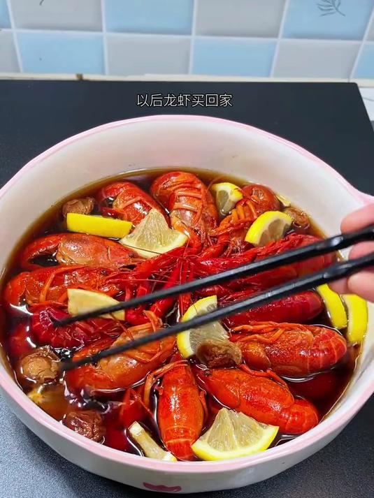 现在是吃小龙虾的季节,可以试试这个熟醉小龙虾