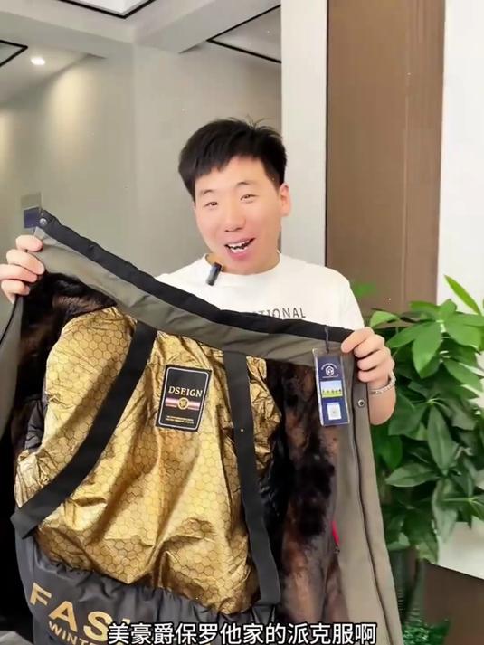 这款保罗加厚派克服版型特别好，上身舒服又暖和 老爸老公都能穿