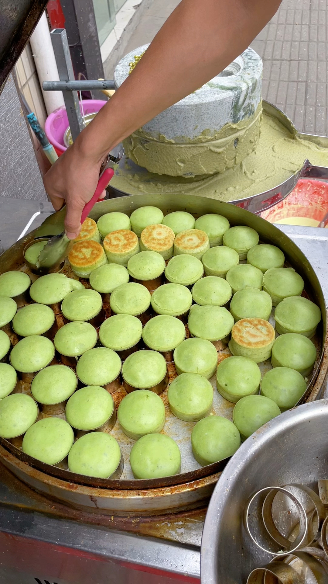 绿豆饼做法:泡好的绿豆500克,半斤白面,8克泡打粉,30克白糖,10克吉士粉,6两牛奶