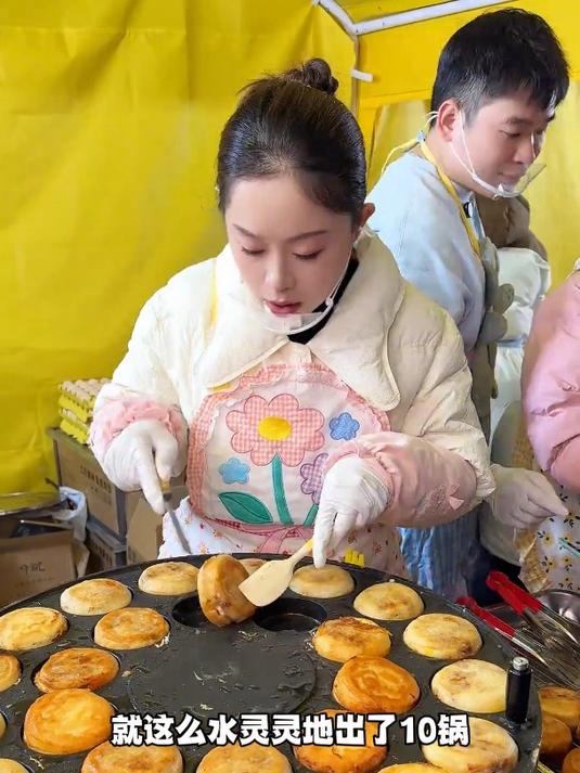 噗师傅首次跨省摆摊竟然做了500个鸡蛋汉堡!
