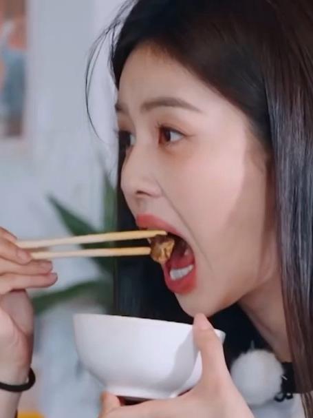 当白鹿被饿急眼,吃起饭来毫无偶像包袱,一张嘴就是干饭表情包!