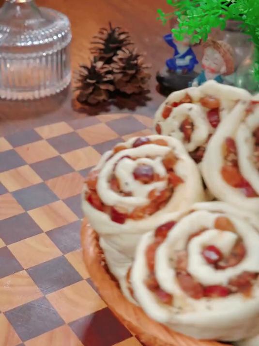 家里有面粉的可以试着做一下这个枣卷,蓬松暄软满满的都是枣香味