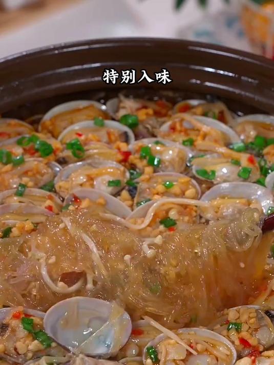 夏天最爱吃烧烤店的花甲粉丝,自己在家做也特别简单,做法简单