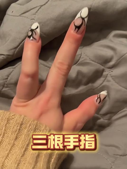 外国小姐姐长着一双鸡爪子