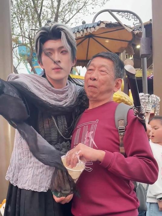 爆米花这么好吃吗？网友：大爷的脸上甚至闪过了一丝娇羞##这夏就出发#